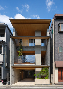 コンクリート打ち放しと木材を組み合わせた、和モダンで洗練されたデザインの建物