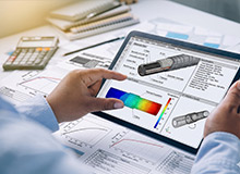 タブレット端末を使用して製品の3Dモデルやシミュレーションを確認する様子