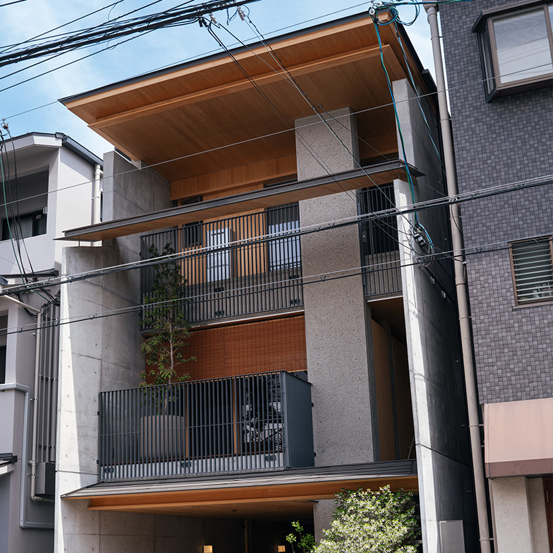 コンクリート打ち放しと木材を組み合わせた、和モダンで洗練されたデザインの建物