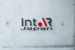 コンクリート壁に設置されたインタージャパンのロゴ