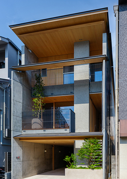 コンクリート打ち放しと木材を組み合わせた、和モダンで洗練されたデザインの建物