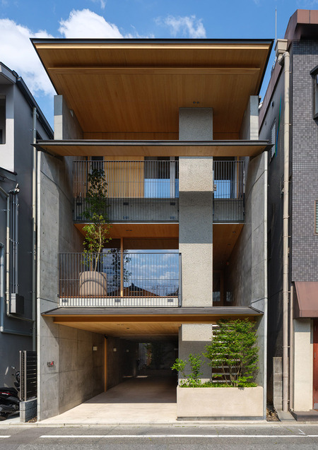 コンクリート打ち放しと木材を組み合わせた、和モダンで洗練されたデザインの建物